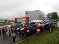 IPPNW demonstrates in the rain. H&K promotes weapons that produce "steel rain." 