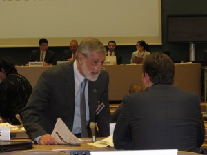 IPPNW co-president Ira Helfand explains nuclear famine to OEWG delegate in Geneva.